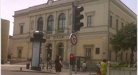 La mairie de Laval (Mayenne) avec un nouveau locataire