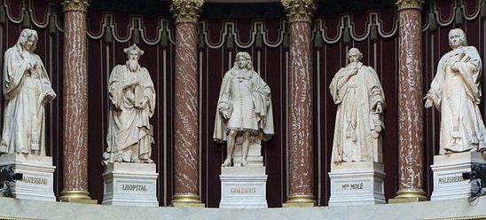 Les satues des hommes à bretelles et/ou à ceintures cités plus haut et de gauche à droite.