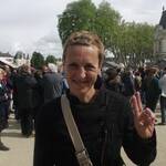 Dans la foule, des "gens" connus et des anonymes, comme Vous et Elle...