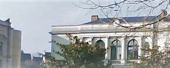 Une vue éloignée de la mairie de Laval