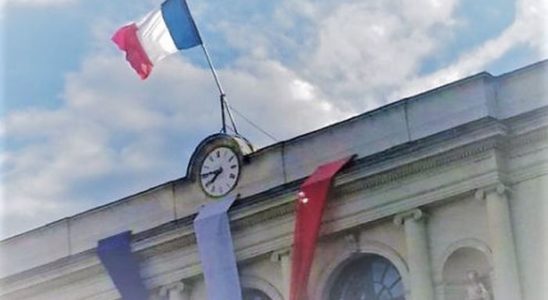 Le drapeau tricolore sur le fronton de la mairie de Laval