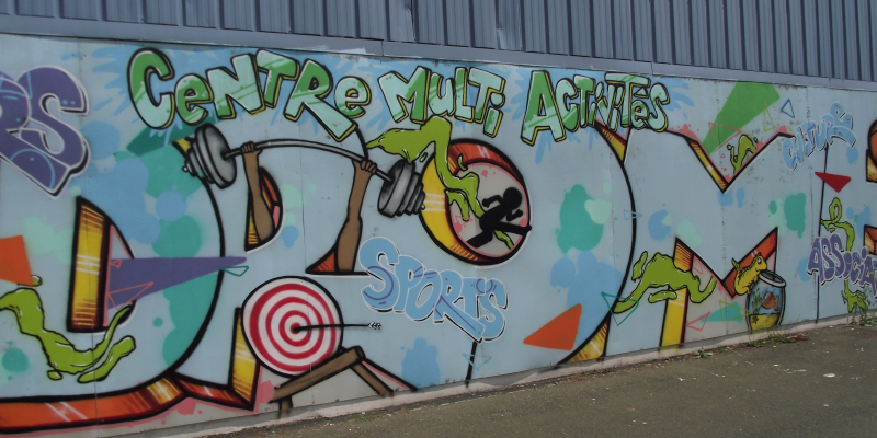 Des graffitis décoratifs sur la façade de Saint Nicolas à Laval - © leglob-journal