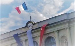 Le drapeau tricilore sur le fronton de la maire de Laval en Mayenne