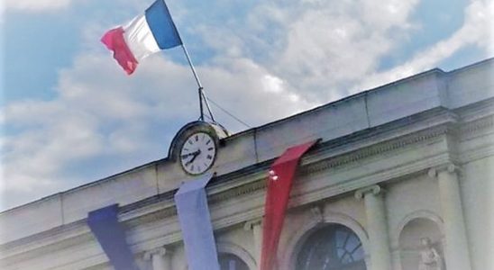 Le drapeau tricilore sur le fronton de la maire de Laval en Mayenne