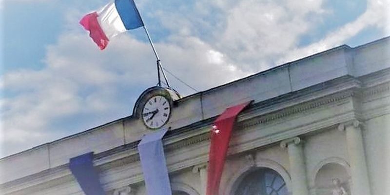 Le drapeau tricilore sur le fronton de la maire de Laval en Mayenne