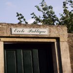 Le fronton d'une école publique en Mayenne - ©️ leglob-journal.fr