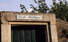 Le fronton d'une école publique en Mayenne - ©️ leglob-journal.fr