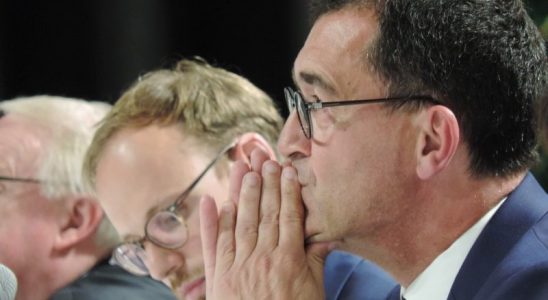 Bruno Berthier le premier adjoint de la ville de Laval au premier plan - photo leglob-journal.fr