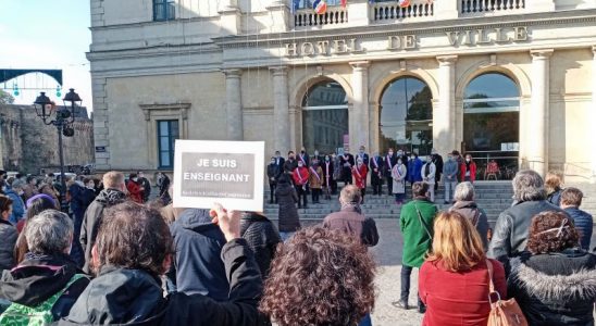 Une petite foule devant l’hôtel de ville de Laval en Mayenne