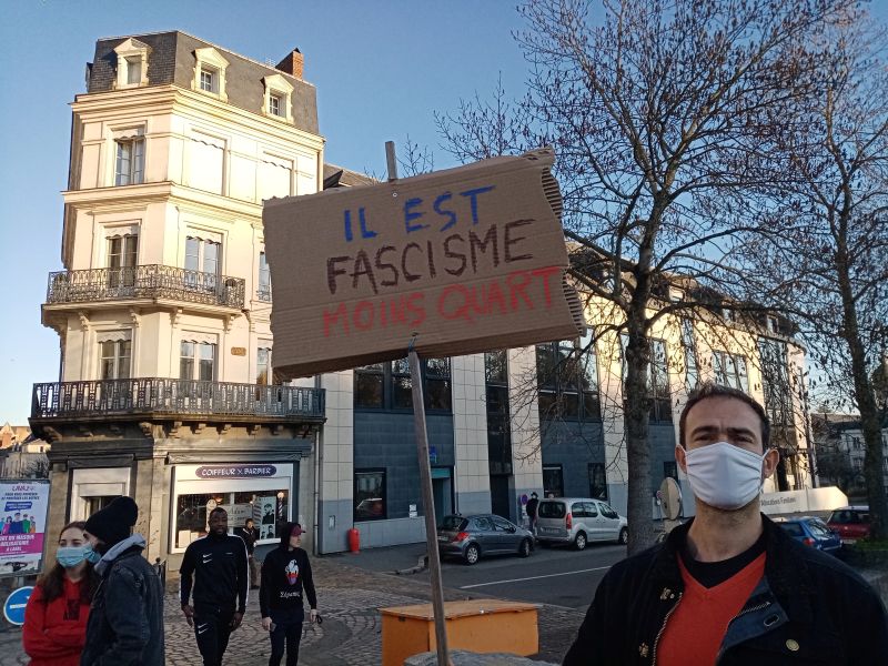 Un slogan vu dans le défilé des manifestants à Laval