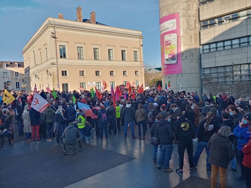 la foule des manifestants à Laval