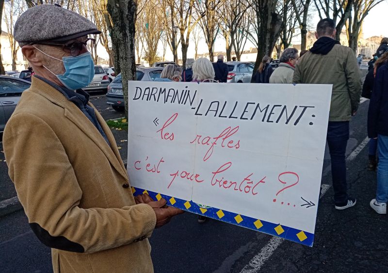 Un retraité qui interroge les responsables des violences policières