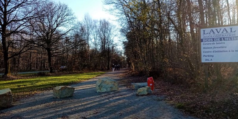 Le chemin de Kolbingen vu du parking du Bois de l'Huisserie