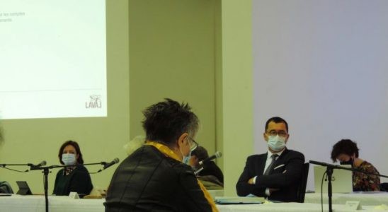 Bruno Bertier premier adjoint et le logo du conseil municipal de la ville de Laval