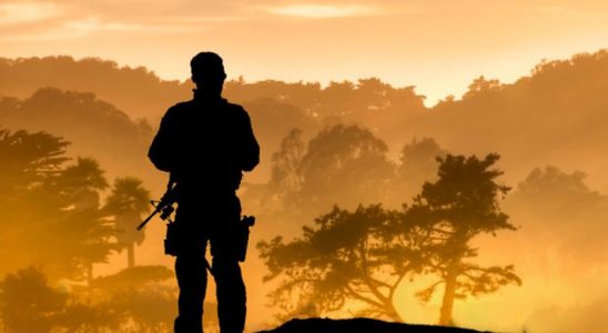 Un soldat regardant l'Afrique