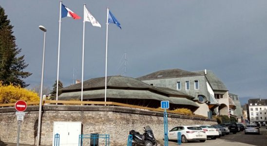 Le conseil d'épartemental, le batiment avec les drapeaux, vu de coté