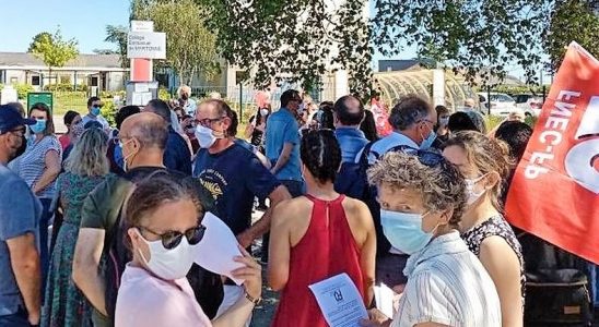 Manifestation d'enseignants devant le collège De Martonne