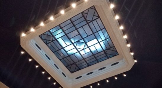 Le plafond de la salle du théatre de Gorron où se tient le conseil municipal.