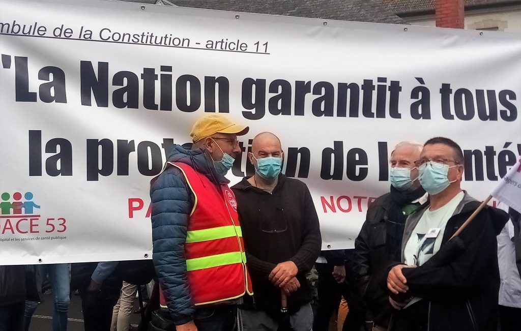 Devant la banderole de l'article 11 de la déclaration des Droits de l'Homme