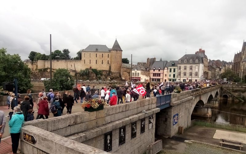Sur le pont Notre Dame à Mayenne en centre-ville