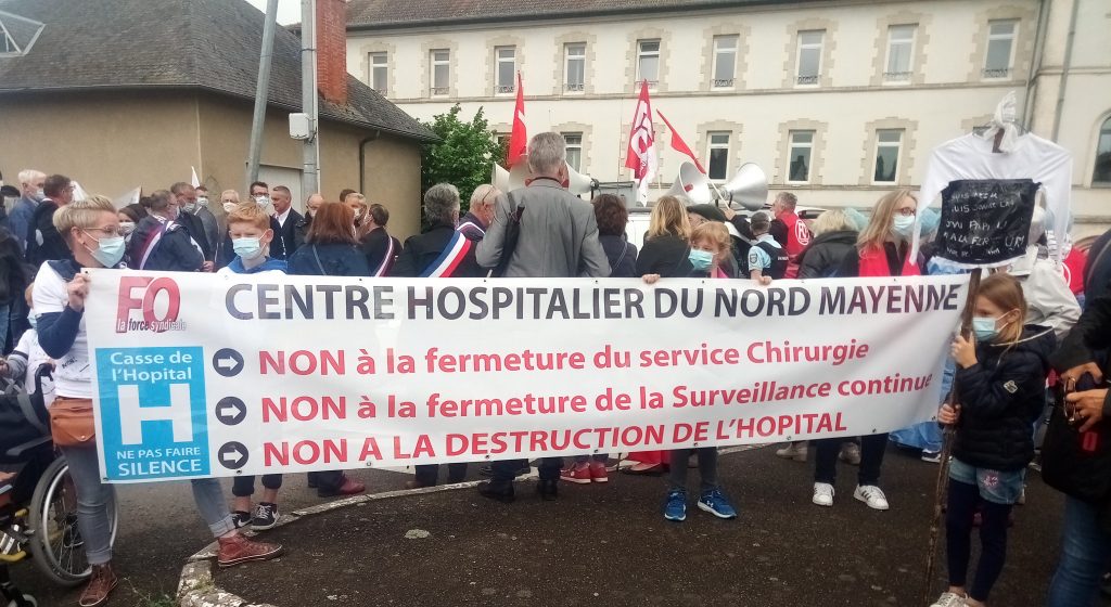 La banderole qui dit non, trois fois ...