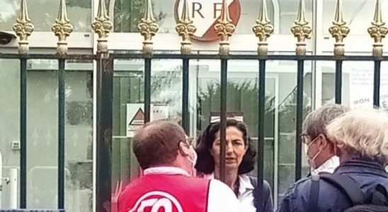 La sous préfète parle avec les organisateurs de la manifestation