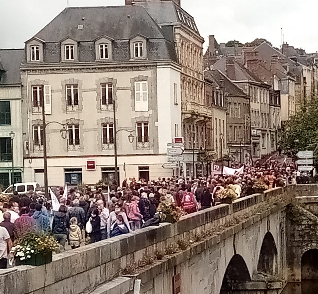 Sur le pont Notre Dame de Mayenne