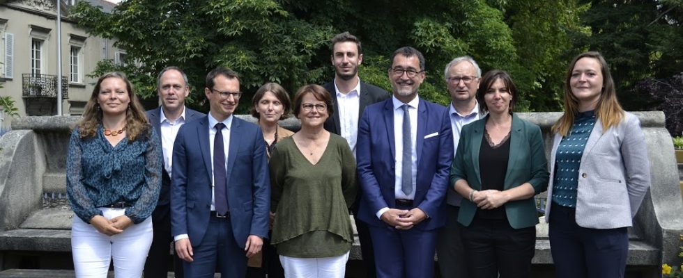 Le groupe des dix en opposition au tout début du mandat en 2021 - © leglob-journal.fr