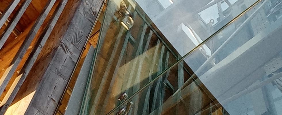 la gare de Laval et l'ascenseur : jeux de lumières à travers le verre - leglob-journal.fr