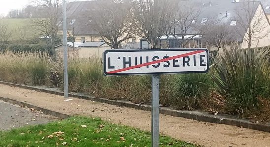 Le panneau de sortie de la ville de L'Huisserie