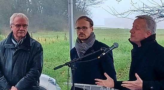 Le président de l'UCO de Laval Agglo et du Département de la Mayenne avec en fond le terrain où sera construit le bâtiment