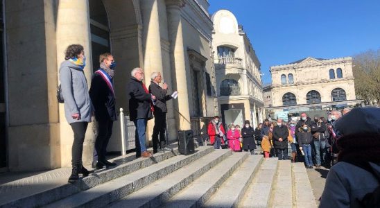 Les prises de paroles sur les parvis de la mairie de Laval en Mayenne - rassemblement en solidarité pour l'ukraine