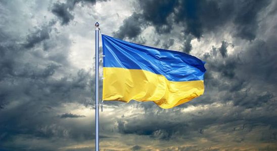 Le drapeau ukrainien dans la tourmente de la guerre