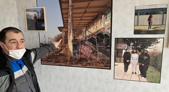 Aux Pommeraies un quartier de Laval en Mayenne, un des gardiens explique a Bryan Bellardant la signification de certaiines photos de l'exposition Roiné