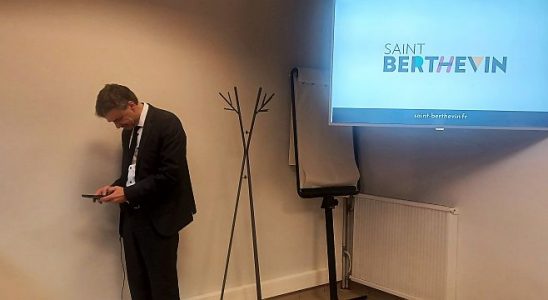 Yannick Borde, le maire de Saint Berthevin au téléphone avant le début du conseil municipal du 19 mai 2022