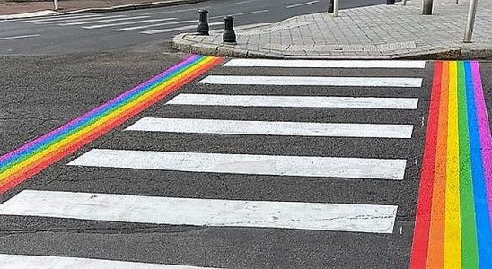 La ville de Laval avait installé les couleurs de l'arc en ciel en vue de la marche des fiertés