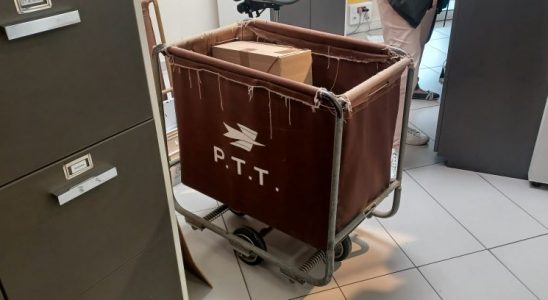 Un ancien sac pour acceuillirles colis de la Poste du temps des PTT dans le bureau de poste de Saint Nicolas à Laval - Photo leglob-journal.fr