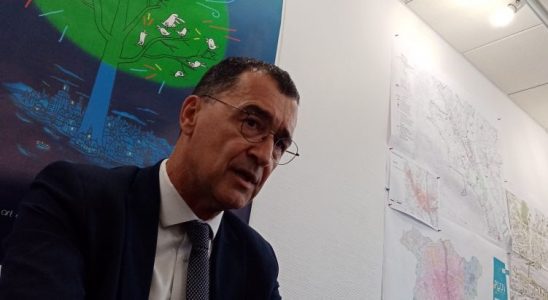 Bruno Bertier dans son bureau en Mairie lors d'un point presse apre sa victoire en premiere instance contre J.C. Gruau - Phohoto leglob-journal.fr en Mayenne