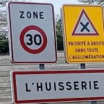 Un des panneaux qui ont fleuris à toutes les entrées de la communes de L'Huisserie - © leglob-journal.fr