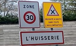Un des panneaux qui ont fleuris à toutes les entrées de la communes de L'Huisserie - © leglob-journal.fr