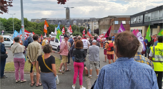 Devant l'Hôpital de Laval en Mayenne quelques 250 manifestants contre la régulation des urgences l'été - © leglob-journal.fr
