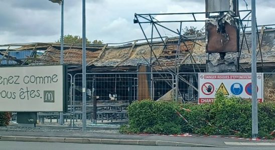 L'un des établissements touché par le feu lors des émeutes de Laval en Mayenne, ici un restaurant Mac Donald - © leglob-journal.fr