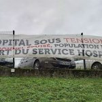 Lors d'une manifestation devant l'hôpital de Laval, une banderole qui est restée sur place - © leglob-journal.fr