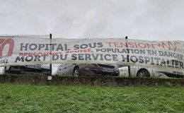 Lors d'une manifestation devant l'hôpital de Laval, une banderole qui est restée sur place - © leglob-journal.fr