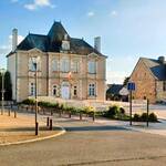 La place centrale de L'huisserie avec sa mairie en avril 2023 - © leglob-journal.fr