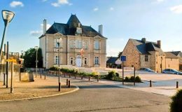 La place centrale de L'huisserie avec sa mairie en avril 2023 - © leglob-journal.fr