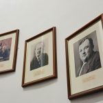 Les portraits des maires successifs de Gorron affichés dans l'escalier menant a la salle du Conseil municipal - ©️ leglob-journal.fr