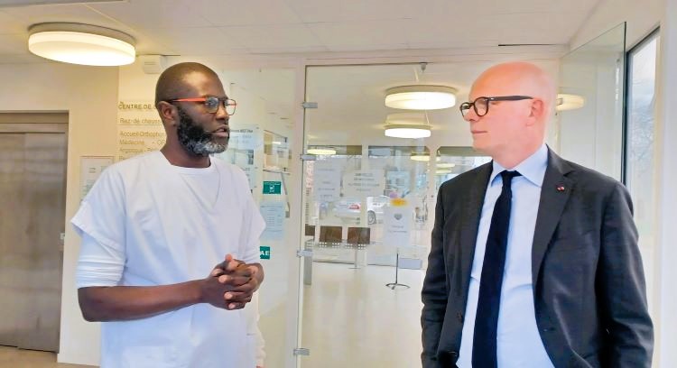 Le Docteur Diop en conversation avec Edouard Philippe à lL'Huisserie - image leglob-journal.fr
