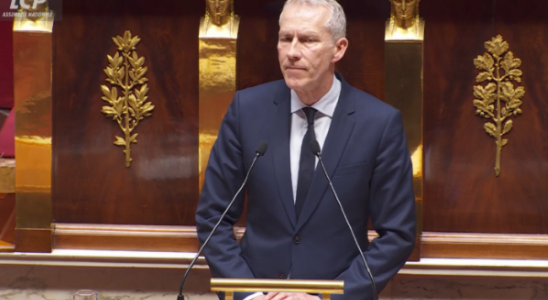 Guillaume Garot député PS de la Mayenne, solennel au pupitre, avant le vote de l'Assemblée nationale - capture écran leglob-journal.fr
