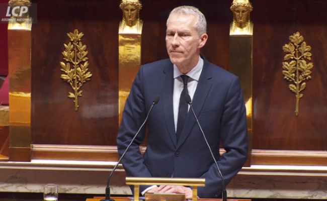 Guillaume Garot député PS de la Mayenne, solennel au pupitre, avant le vote de l'Assemblée nationale - capture écran leglob-journal.fr